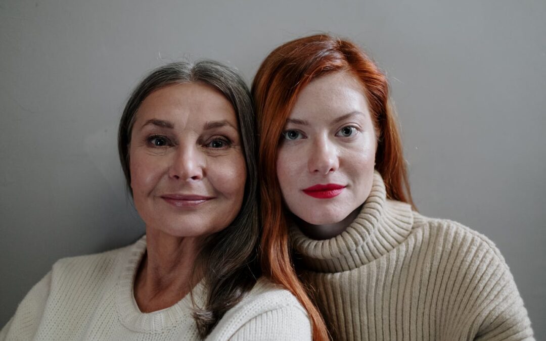 Deux femmes de générations différentes posant ensemble, symbolisant la transmission intergénérationnelle et la force des liens familiaux.